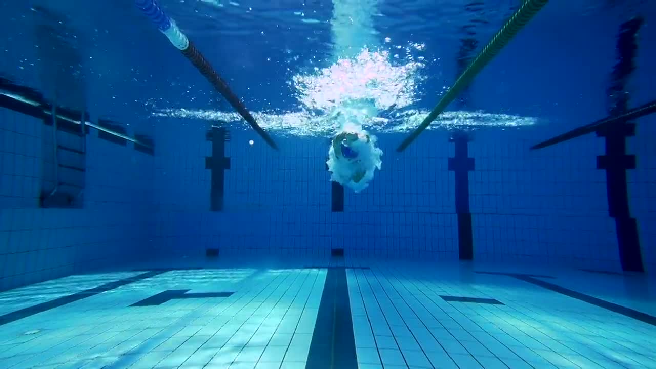 高清慢動作:年輕女子開始100米爬泳比賽