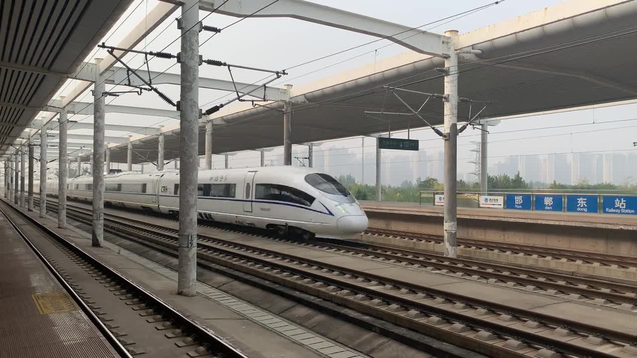 高鐵飛快地穿過(guò)站臺(tái)，發(fā)出巨大的噪音