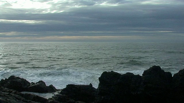 海浪撞击岩石(带声音)