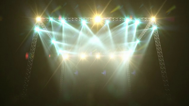 音乐会舞台灯光和火炬