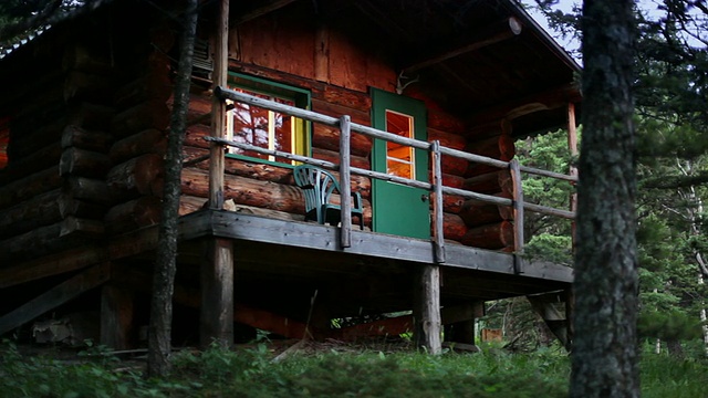黄昏时分的小木屋