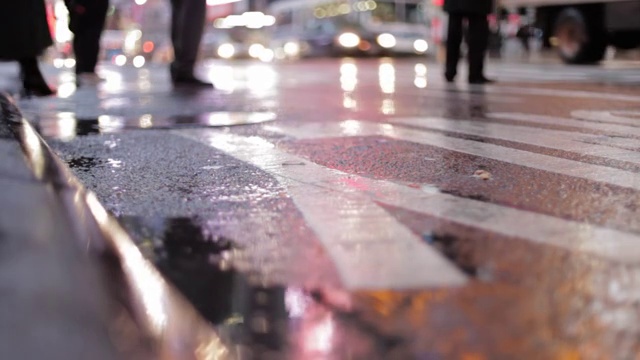 行人和车辆在雨中|的视界
