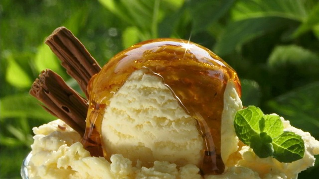 杯状焦糖冰淇淋。国王helado caramelo