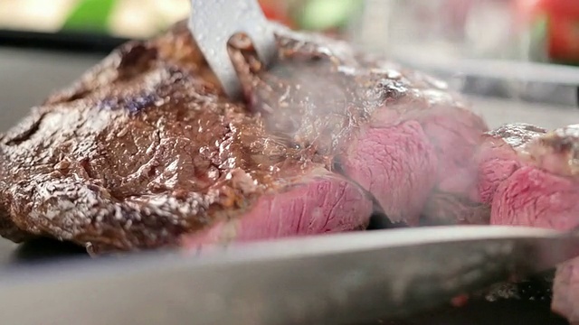 在电烤架上切肉