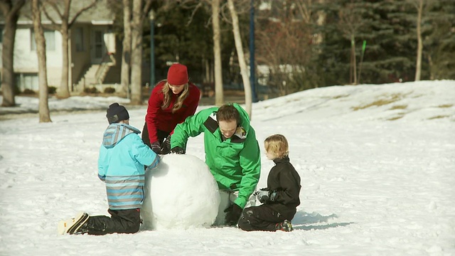 一家人堆雪人