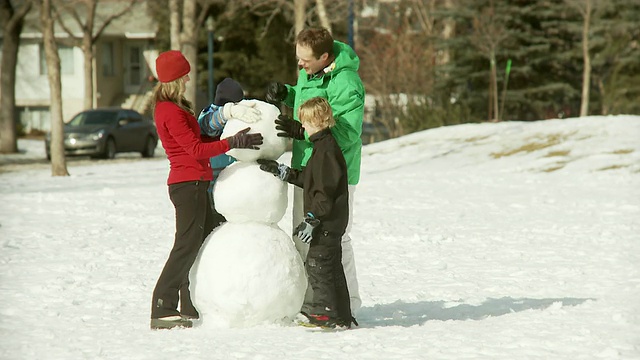 一家人堆雪人