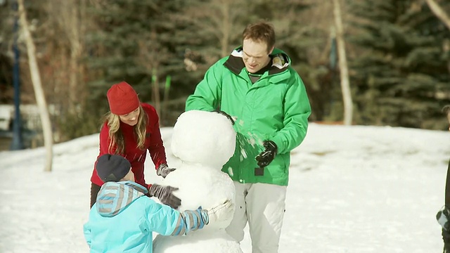 一家人堆雪人