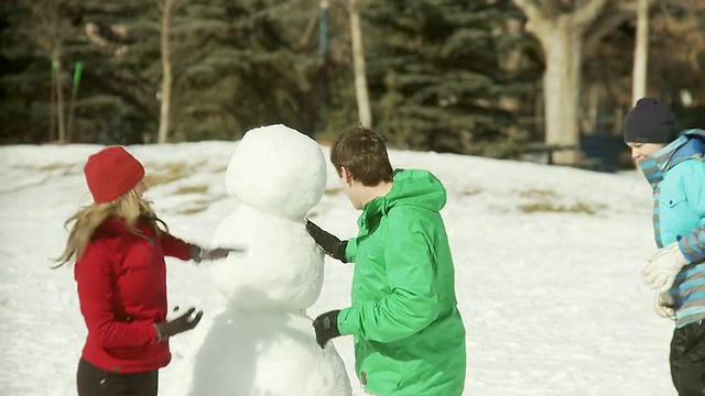 一家人一起堆雪人