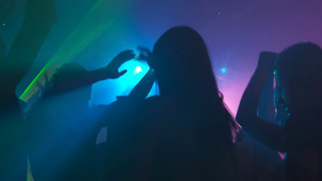 年轻人举起手臂跳舞