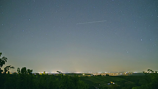 高清延时:星星在黄昏的城市景观