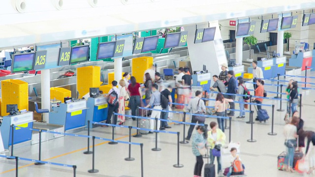 詳情圖-旅客在機場登記大廳的擁擠時間流逝