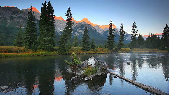 雾蒙蒙的山脉河流在加拿大落基山脉和高山辉光