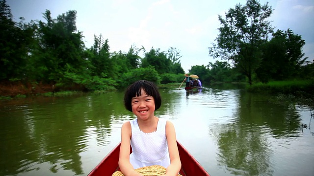 女孩在湿地上的船里休息