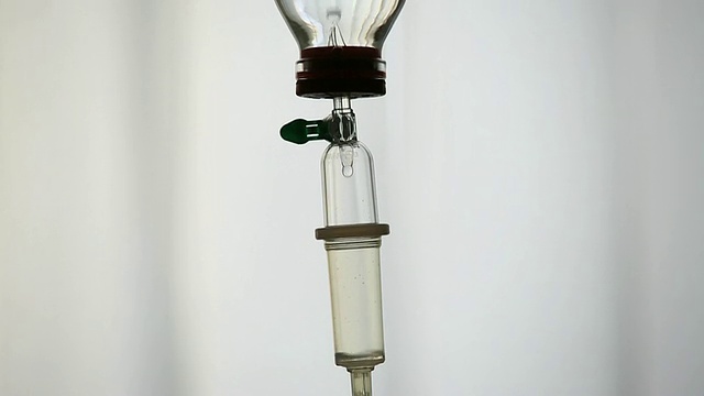 病房内滴液器倾斜