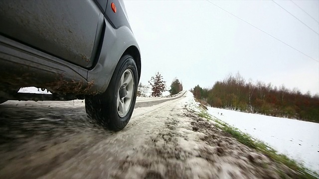 POV越野车在雪泥路上行驶