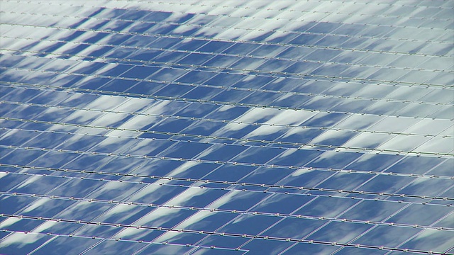 高清移動云在太陽能電池板上的時間流逝