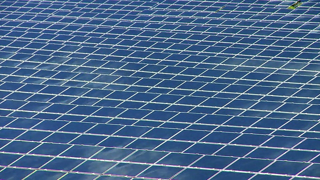 TL太陽能電池板反射移動的云