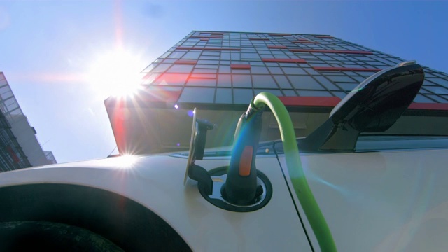 详情图-高清时间流逝:云景观超过一辆电动汽车