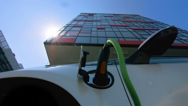 详情图-高清时间流逝:云景观超过一辆电动汽车