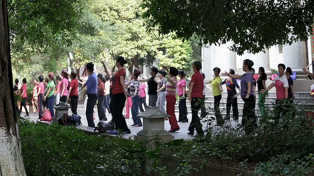 中国老年人在户外运动