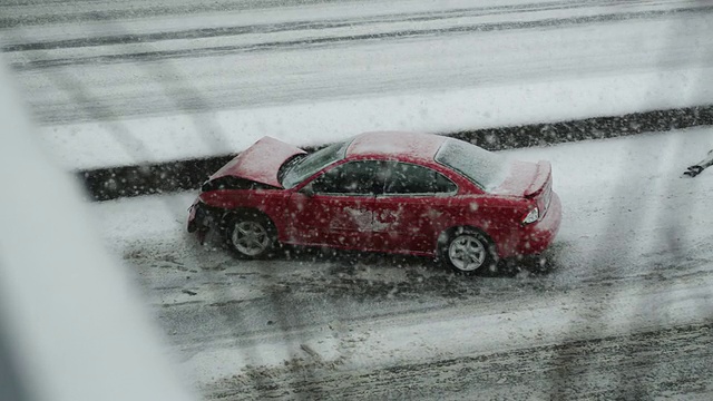 冬季在暴风雪中驾驶