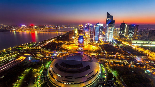 现代城市景观和天际线从白天到夜晚，时间推移。