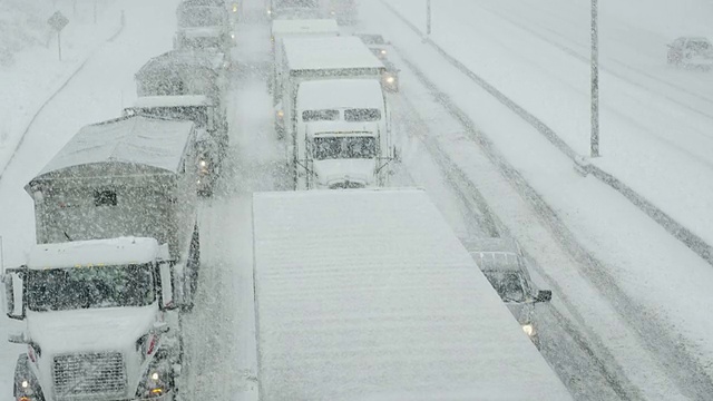 冬季在暴风雪中驾驶