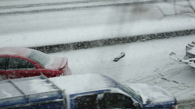 冬季在暴风雪中驾驶