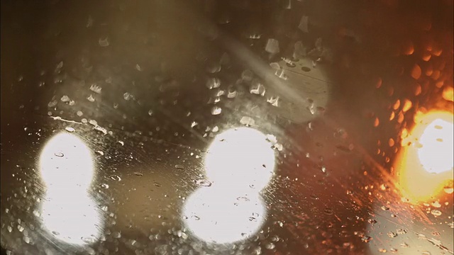 雨点打在挡风玻璃上