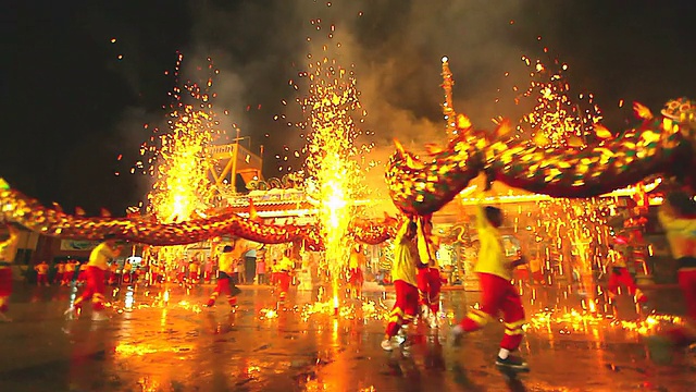 HD:舞龙庆祝中国新年。