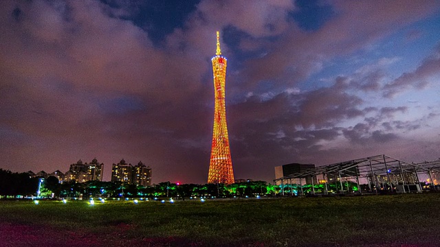 中国广州，2014年11月23日:漫步中国广州著名的广州塔