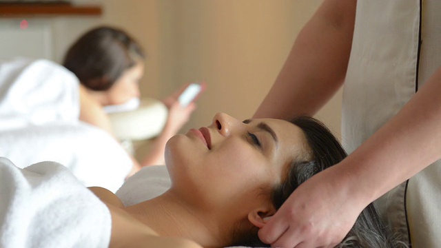 年轻女性在做SPA