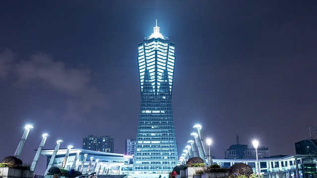 夜晚，现代城市杭州的天际线和灯火通明的建筑，时光流逝。
