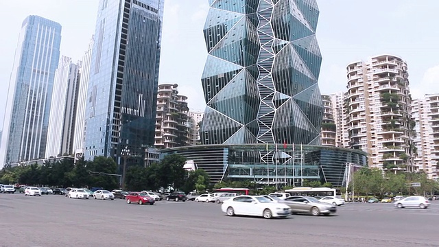 繁忙的交通，现代化的建筑和成都的城市景观，实时