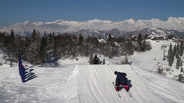 滑雪者在雪场里跳跃