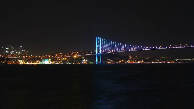 伊斯坦布尔的桥在夜晚的时间流逝