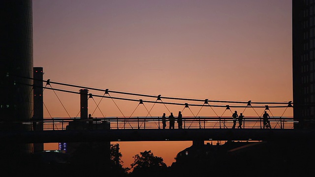 詳情圖-夕陽下的法蘭克福人行橋上的行人