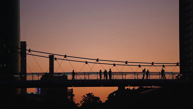 詳情圖-夕陽下的法蘭克福人行橋上的行人