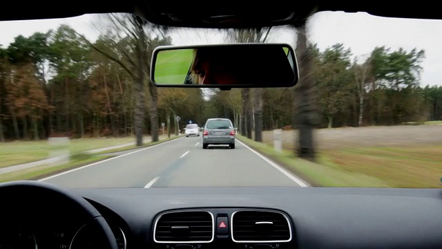 在乡村道路上行驶的汽车