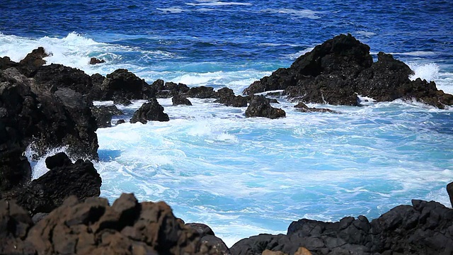 海浪和岩石海岸，高清视频