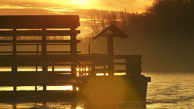 詳情圖-高清慢鏡頭:日出時(shí)的水輪