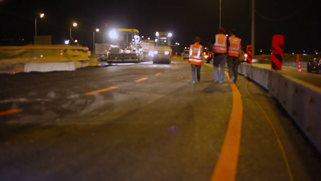 道路工程-高速公路上的工人