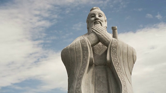 孔子的雕塑，时光流逝