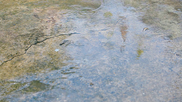 雨滴落在地板上。