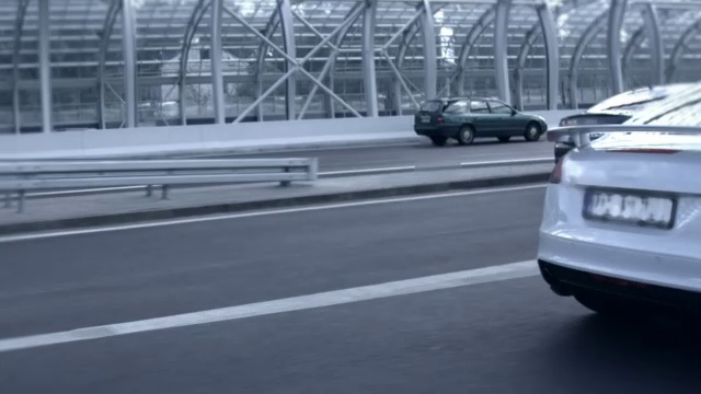 现代跑车穿过城市隧道