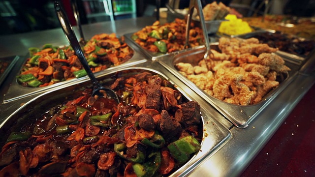 自助餐-各种肉类菜肴。食品的背景