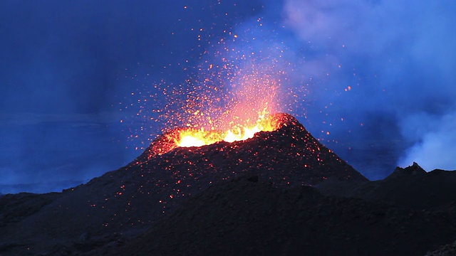 噴發(fā)的火山
