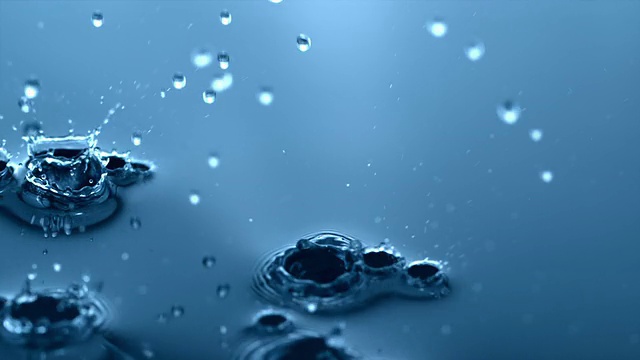 小水滴顽皮地打破平静的水面