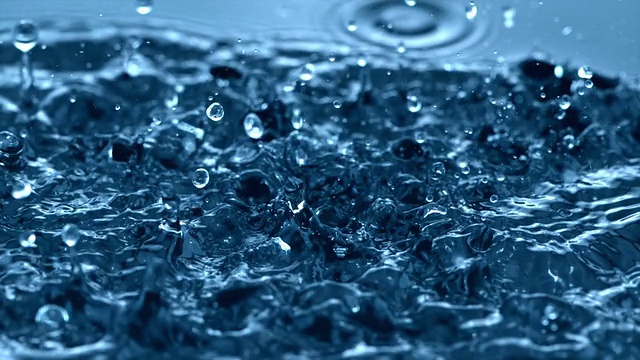 詳情圖-小水滴頑皮地打破平靜的水面