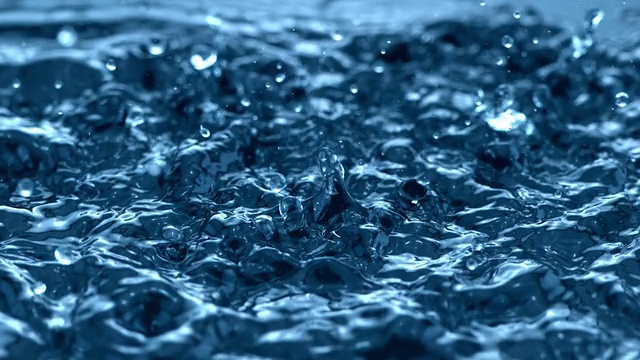 詳情圖-小水滴頑皮地打破平靜的水面